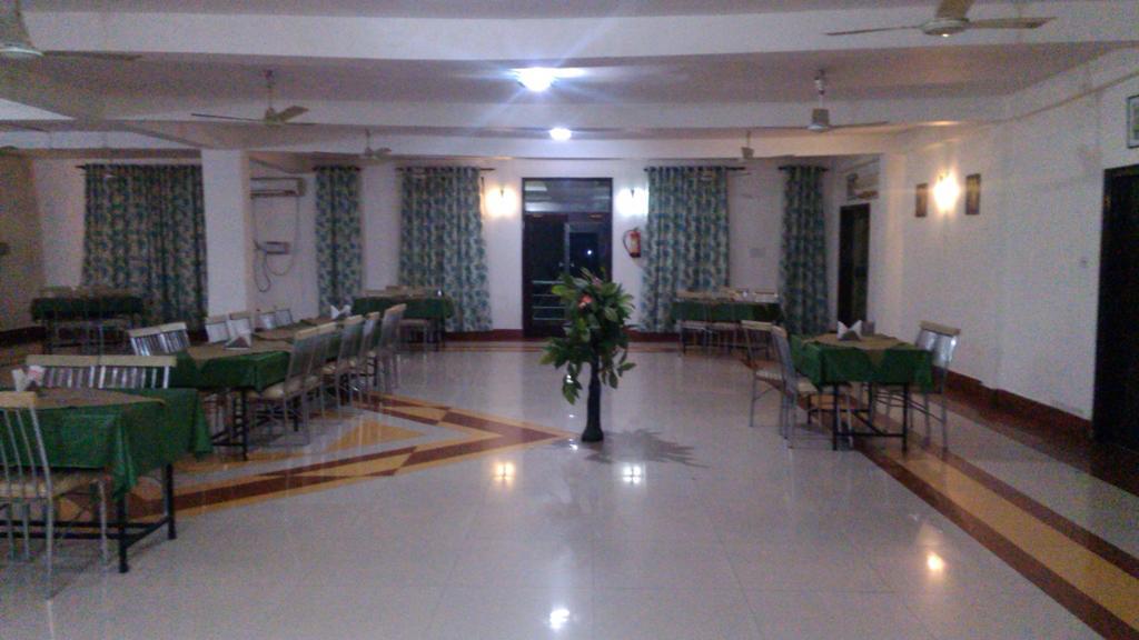 Hotel Kanishka กานปูร์ ภายนอก รูปภาพ
